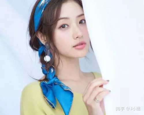 过去,很多姑娘都想当个弱女子,在穿搭上喜欢温柔甜腻的好嫁风,直男看