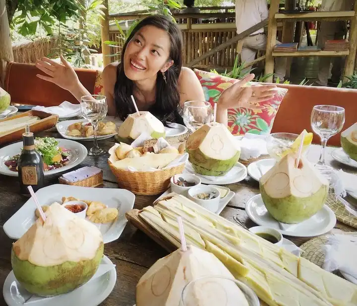 美女美食在同一画面,才是真正的秀色可餐嘛!