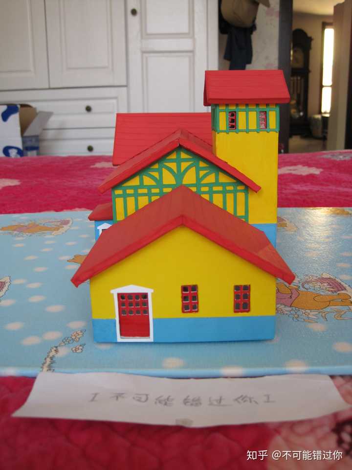 如何用废纸盒做出小房子模型,很精致那种.