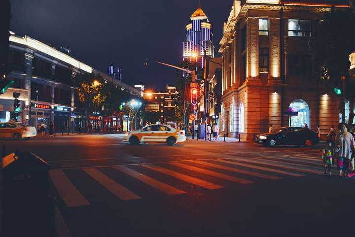 夜晚的江汉路随拍