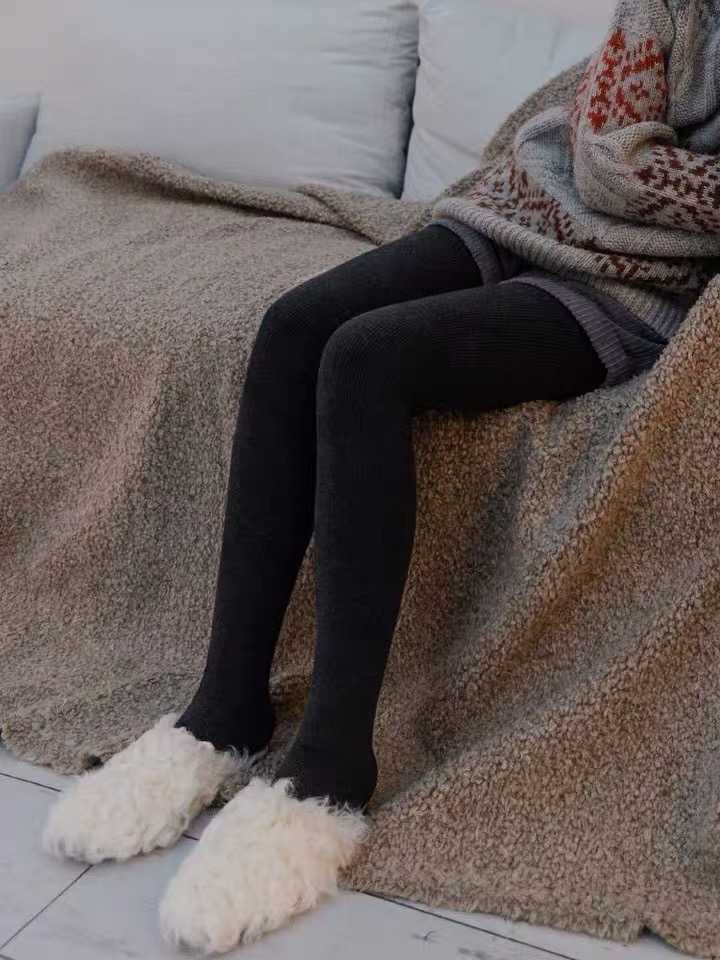 女生冬天腿上只穿一条连裤袜,真的不冷吗?