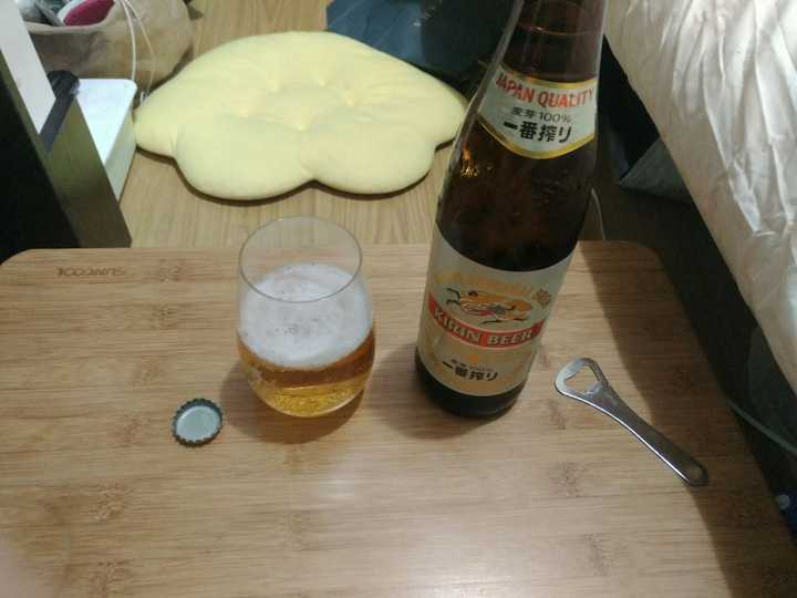 夏天会喝各种酒,啤酒,威士忌,伏特加兑橙汁