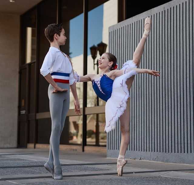 男生跳芭蕾舞一定要穿紧身白色连袜裤吗?