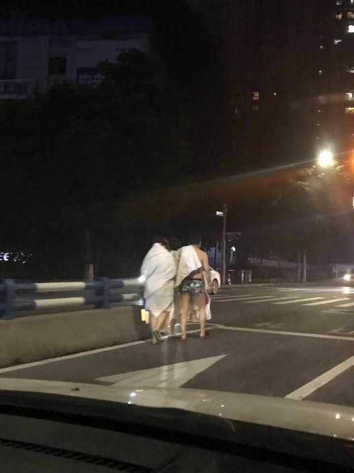 还有些图片,不方便发出来,很多人确实光着身子就跑出来了,有足够的