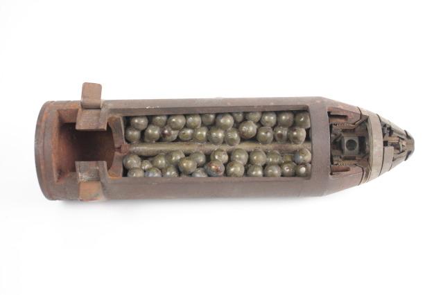 榴霰弹弹体里大部分填充了铅弹丸,底部空间里填充了抛射药,头部就安装