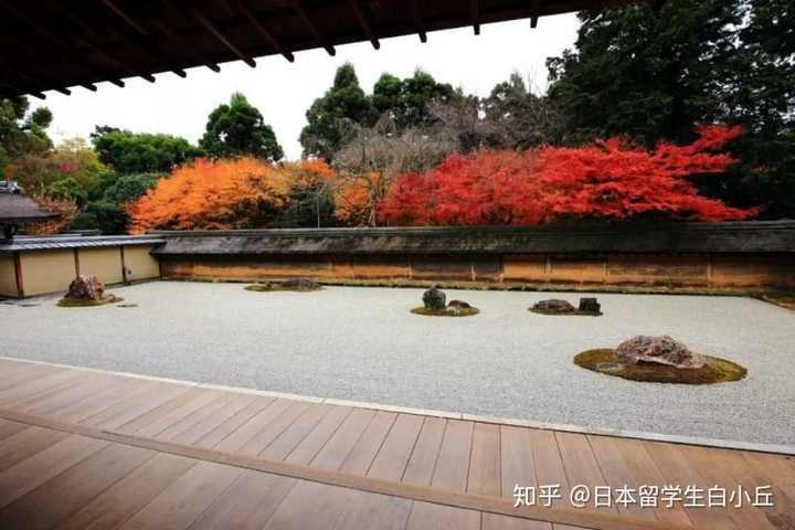 龙安寺是位于京都府的临济宗妙心寺派寺院,建于1450年,以其枯山水石庭