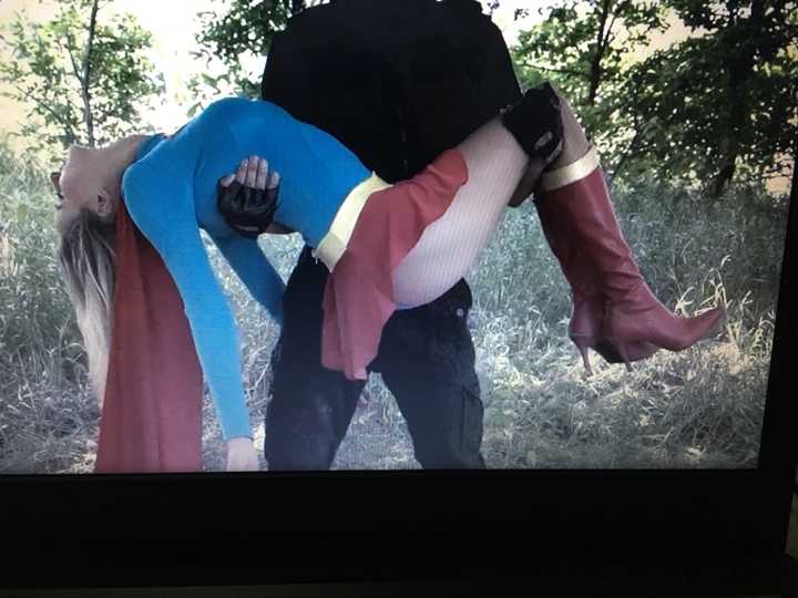 对那种女生是醒着有意识的横抱感觉一般,对女主昏迷,完全没知觉,脖子