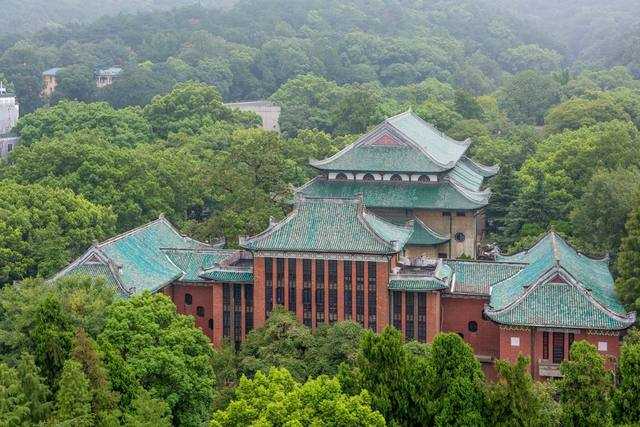 和别的大学不太一样的是,湖南大学并没有围墙,开放性是其特色之一