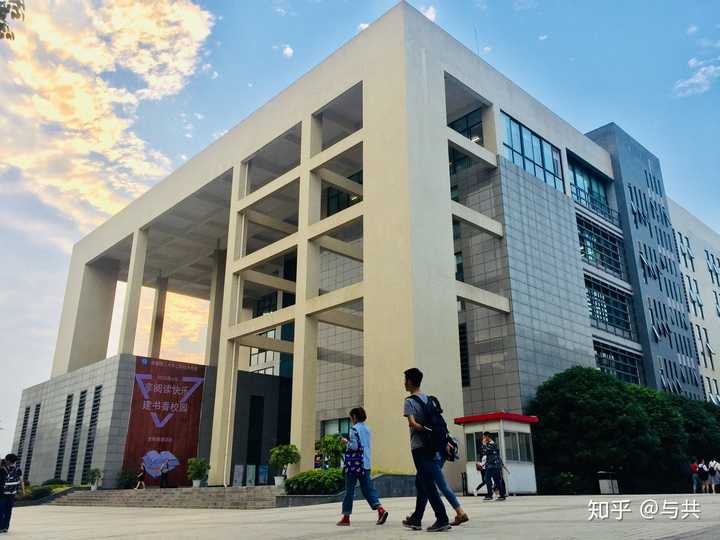 成都理工大学工程技术学院的图书馆或教室环境如何?是否适合上自习?