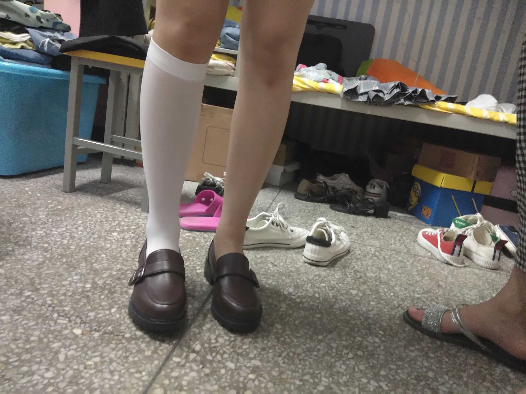 真的,我自己做了一个光腿白丝黑丝以及大腿袜小腿袜显胖显腿长的对比