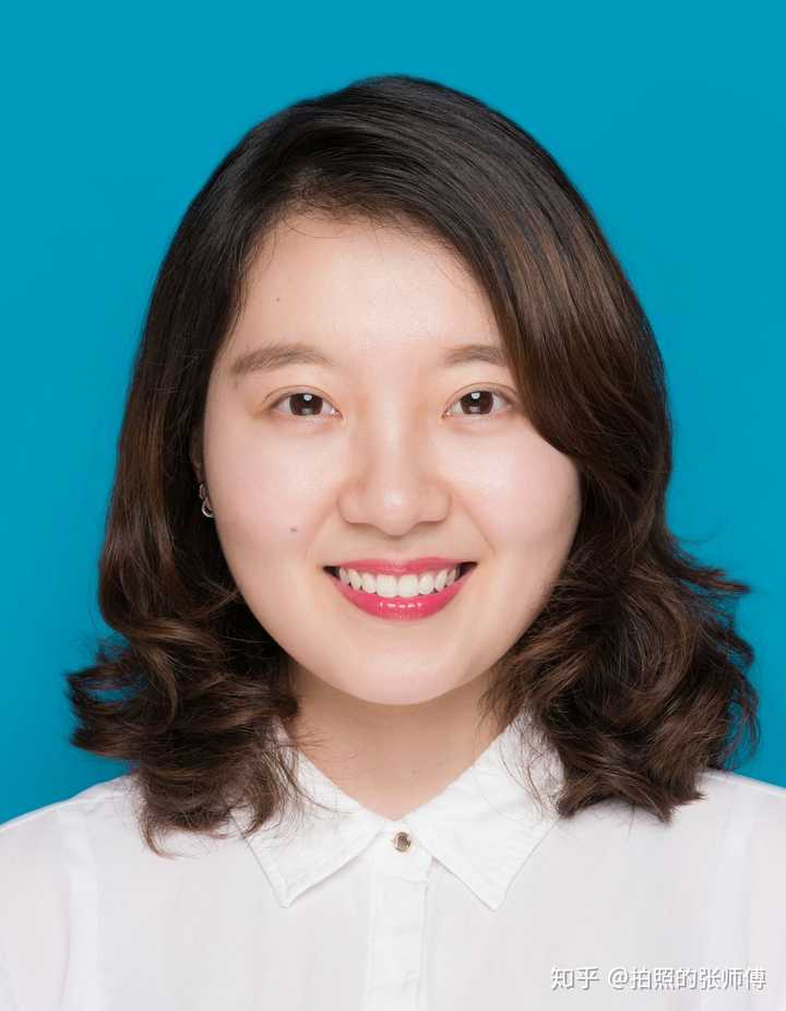 拍身份证照披头发好看点还是扎马尾好看点?