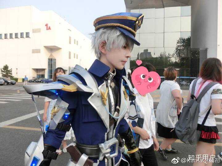 这两张是她大半年前作为漫展嘉宾出的诸葛亮的场照,下图是成片,说实话