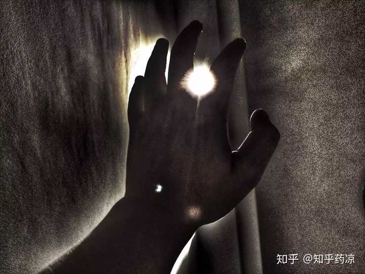 这是躺下思考人生然后手突然就想抓住灯光.