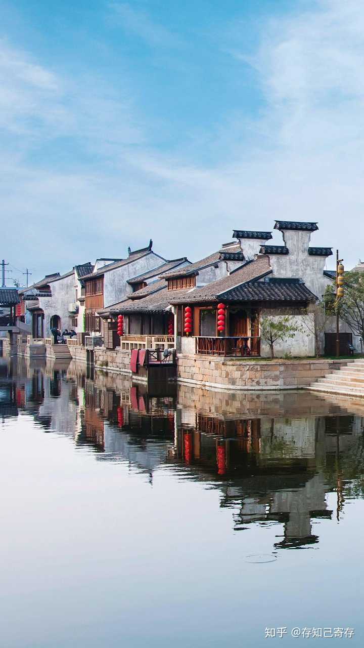 想一个人出去旅游,最好是古镇,喜欢雨多一点的.求推荐