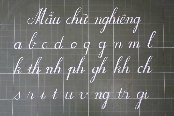 同样用拉丁字母,不过越南人和美国人的手写是不同的.