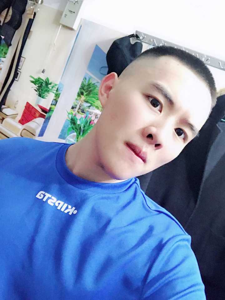 一直头发比较长的男生突然剪一个寸头是怎样的体验?