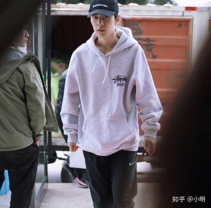 肖战真的是stussy的野生代言人了,酒红色巨显白,卫衣颜色选择也比较多