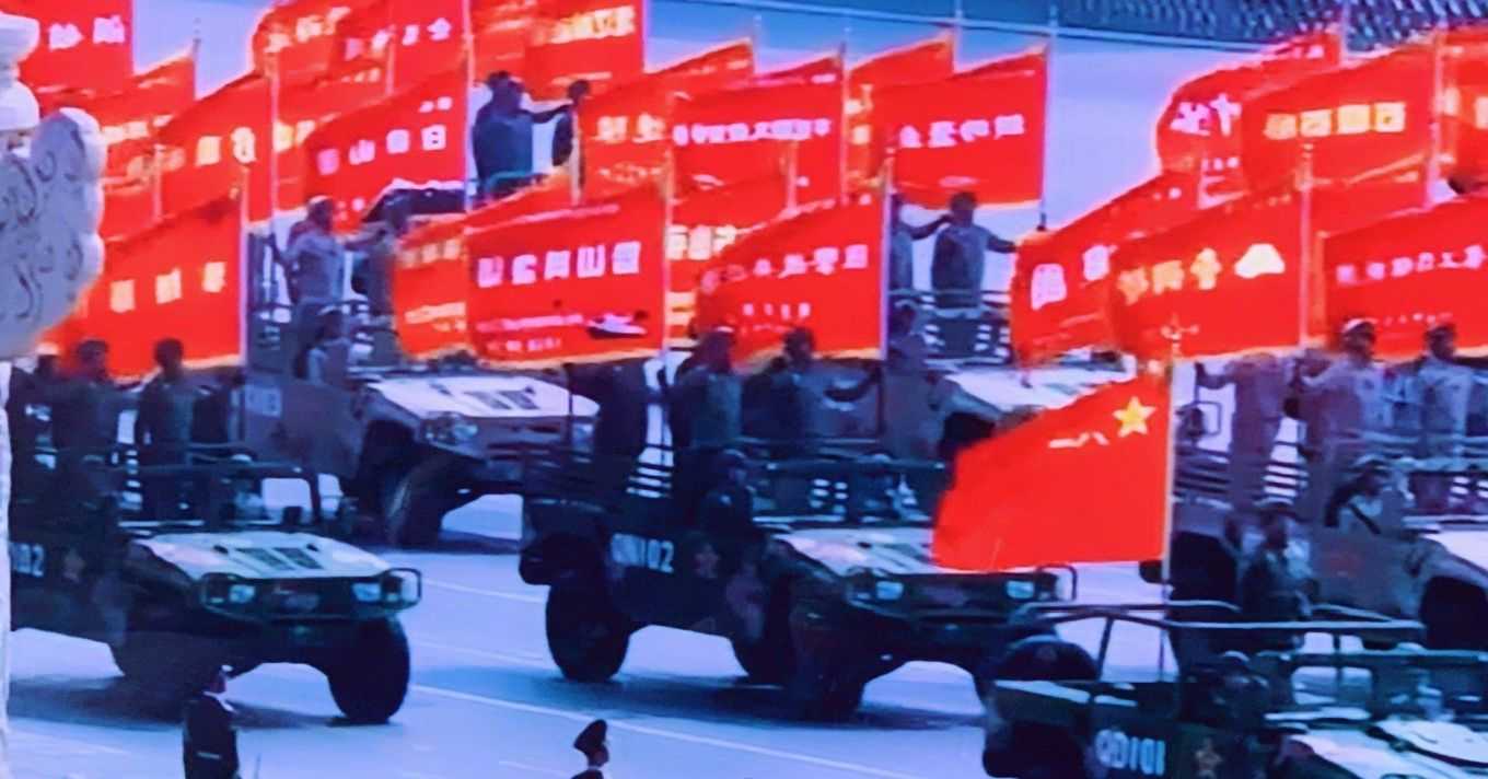战旗方队亮相的时候,bgm一响,眼睛就红了,一百面功勋部队军旗招展