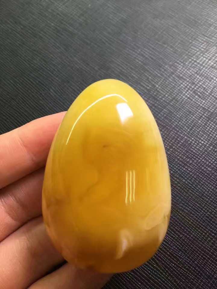 求大神看一下这个蜜蜡的真假?