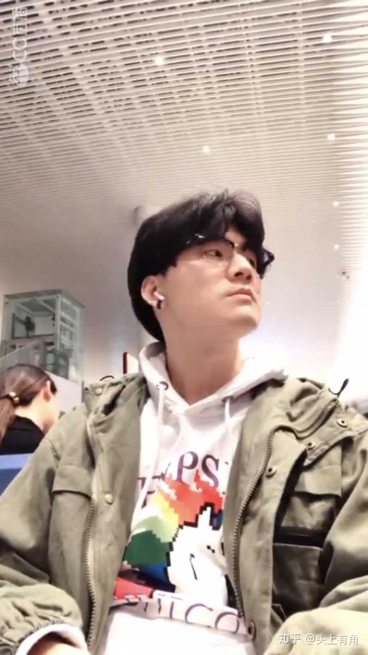 晚上下班回家只有一个人没人说话 没wi-fi(导致不能看剧)那时抖音好像