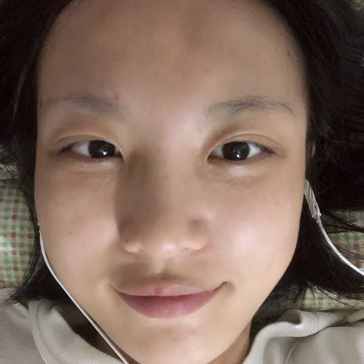 给大家看看素颜的时候 因为是内双 还没开眼角 就比较自然 而且有点不