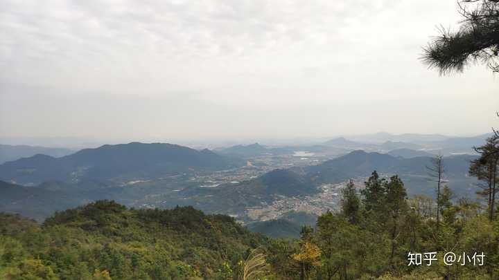 厦门市莲花森林公园山上的照片,远处城区为厦门市同安区的城区部分