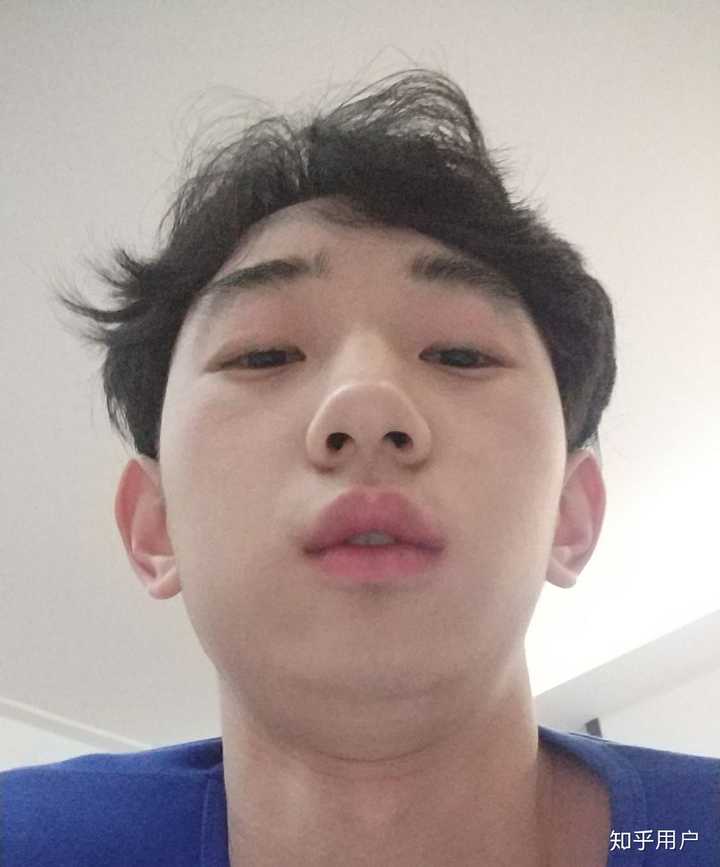 厚嘴唇塌鼻子单眼皮的男生还有救吗