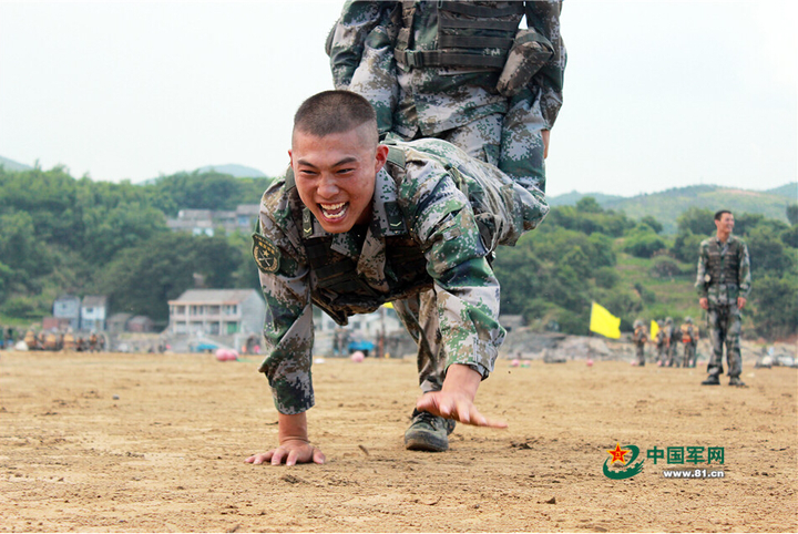 穿着便装为什么也能被认出是当兵的?是因为头发短吗?