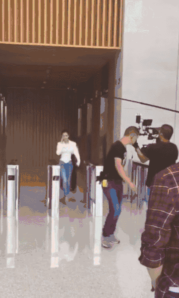 站姿,首先要抬头挺胸,眼睛能够平视正前方,小腹一定要收进来,不能挺