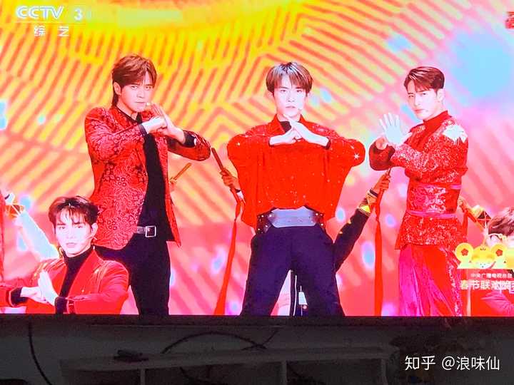 如何评价 2020 央视春晚中罗志祥,王嘉尔,易烊千玺表演的舞蹈《青春的