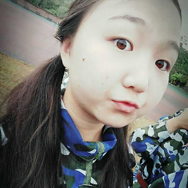 但是高中不敢扎,那个时候学校要求扎单马尾高高的那种,然后一到大学就