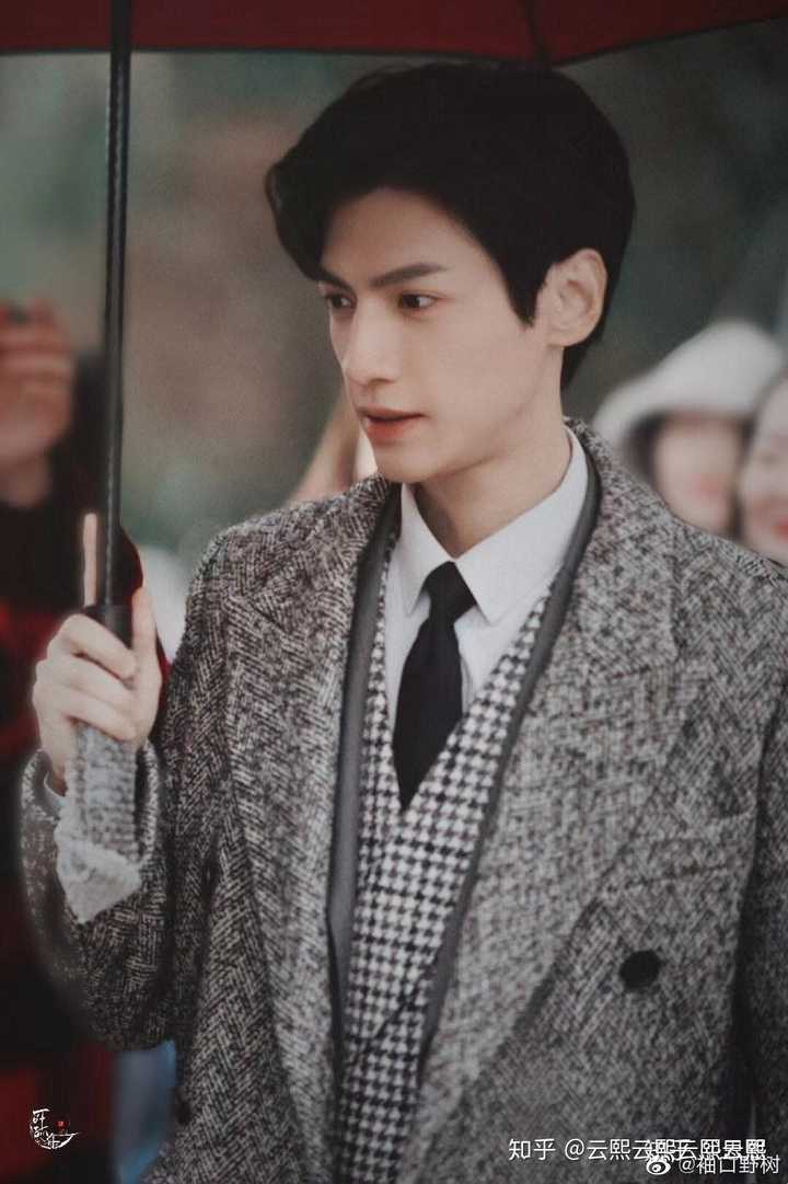 不加粉丝滤镜,年轻男星中的颜值top是谁?
