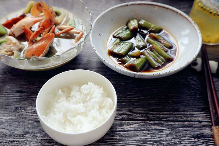 面条炒饭什么的吃多了会腻,有空的时候我都是吃米饭配上自己爱吃的菜