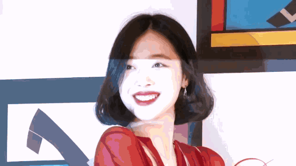 其实不管是圆脸长脸还是方脸的妹子 只要找到适合自己的发型 颜值