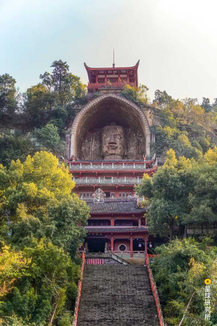 荣县大佛,雕刻于准丹霞地貌上,所谓准丹霞,即岩层并非红层,而是后期