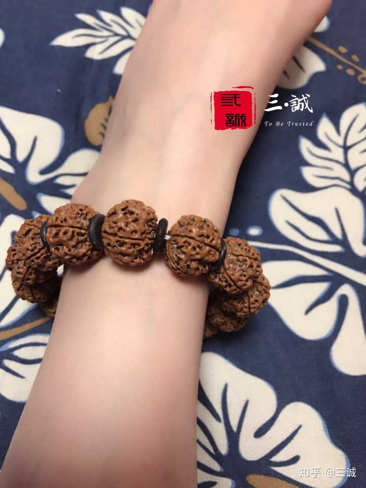 女生带大金刚菩提合适还是小金刚合适?