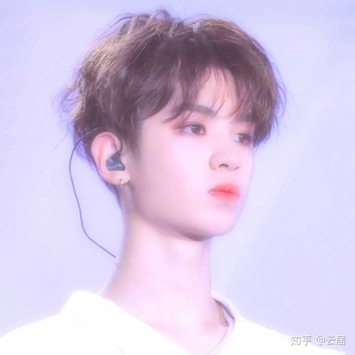 黄明昊    从2017年韩国202就开始喜欢了,到现在有三年了,想要陪他