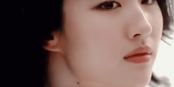 大波浪加上魅惑的表情真的是女人味儿十足