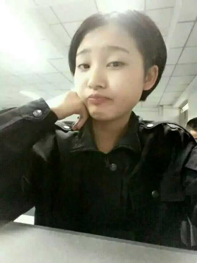 在我们警校女生必须是短发,所以发型对了就会更增加英气