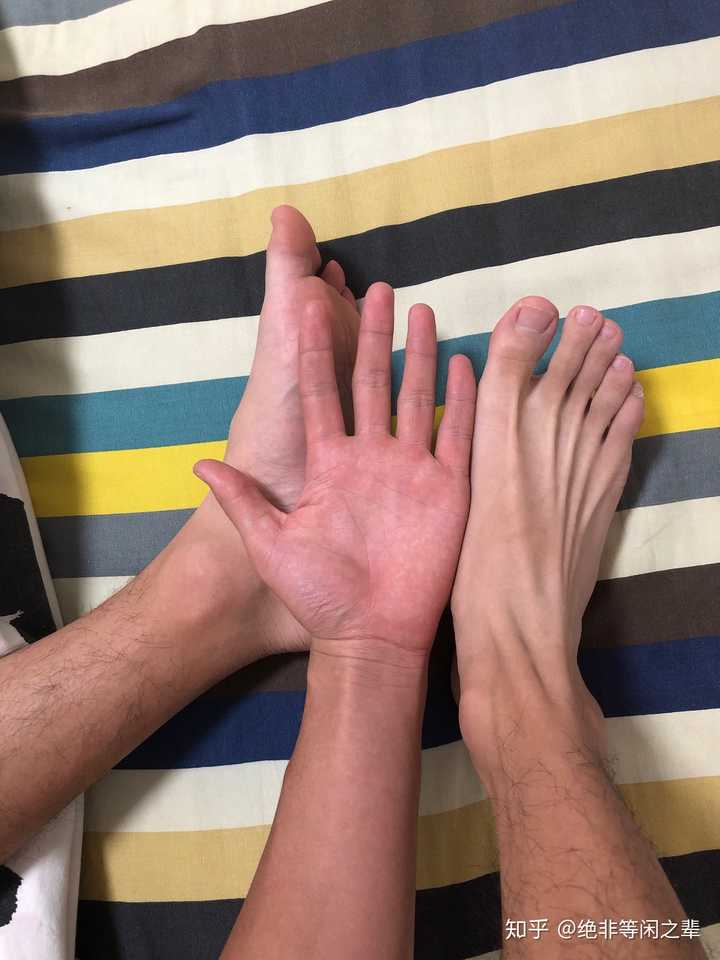 女孩子有双特别小的脚是怎样的体验?