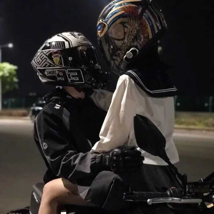 有没有骑摩托车或者带着头盔的动漫情侣头像?