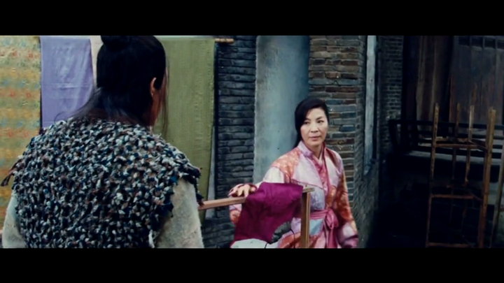 故事里杨紫琼演的杀手细雨退隐江湖,卖布掩饰身份,郑雨盛演的快递员