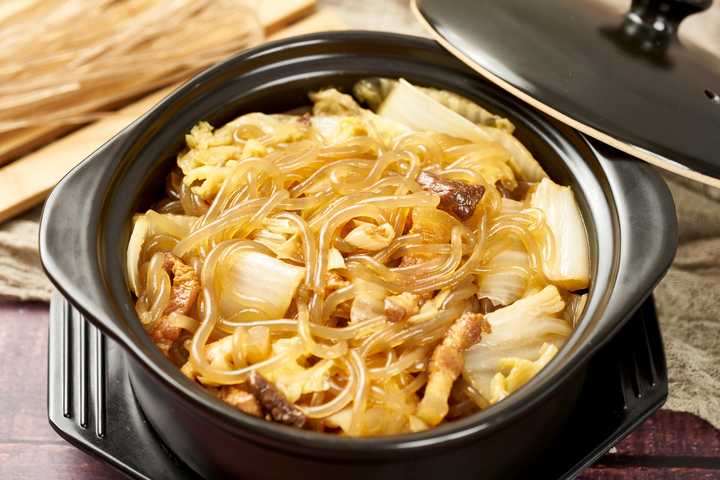 一盘风味十足的白菜猪肉炖粉条就做好啦