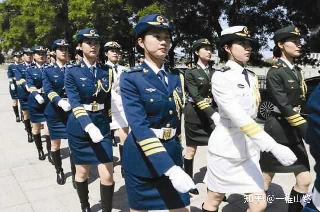 一直关注着几个国旗护卫队之类的官博,日常发男兵女兵的训练照片