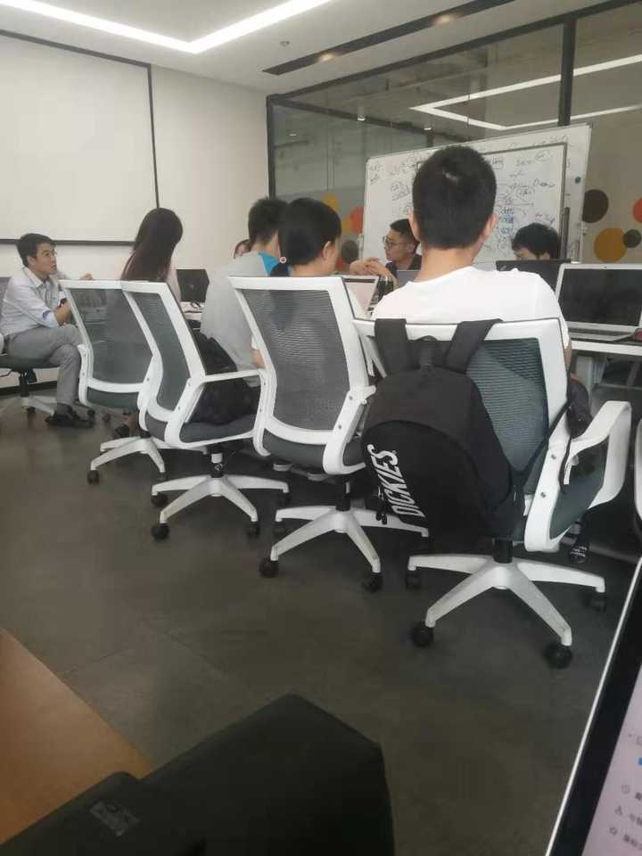 产品手记公司化模式培训和其他机构的课堂模式相比好在哪里?