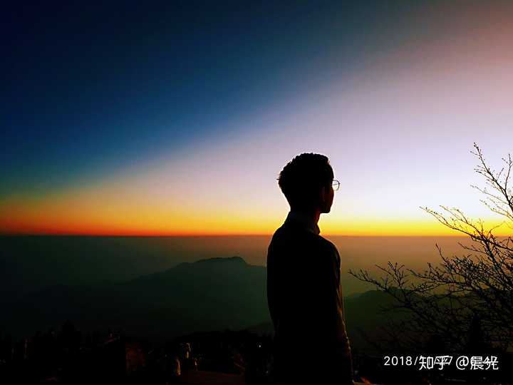面朝日出的方向,迎接阳光,就像人生中等待着希望.