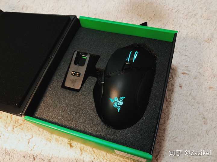 开箱后跟毒蝰也一样,右边是鼠标本体旁边是无线充电底座.