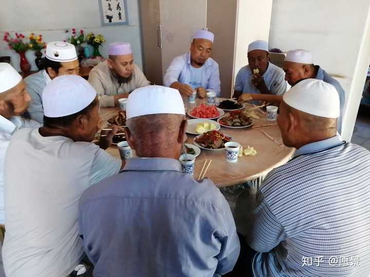 进回民餐馆别说猪,猪肉啊啥的,勿带酒,喝酒,就可以了,清真寺你应该也