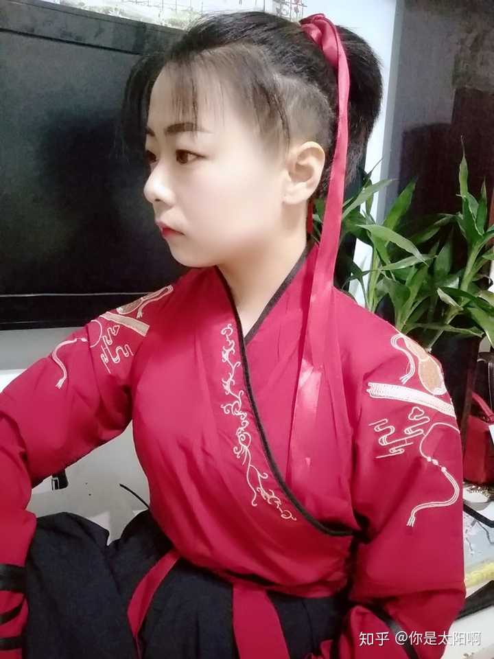 你们觉得女生把脑袋后面的头发剃了怎么样?