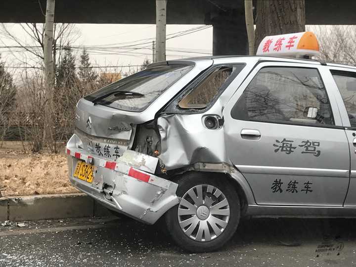 由于速度过快,社会车辆车头完全损坏(没拍到) 教练车尾部受损 这就是